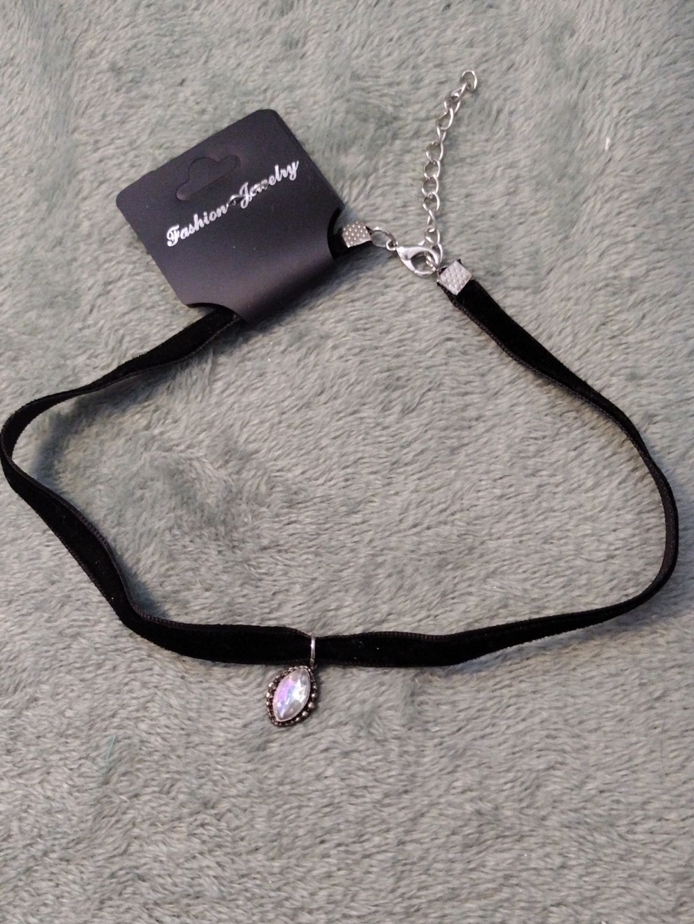 Fashion Jewelry Black Velvet Choker with Iridescent Pendant